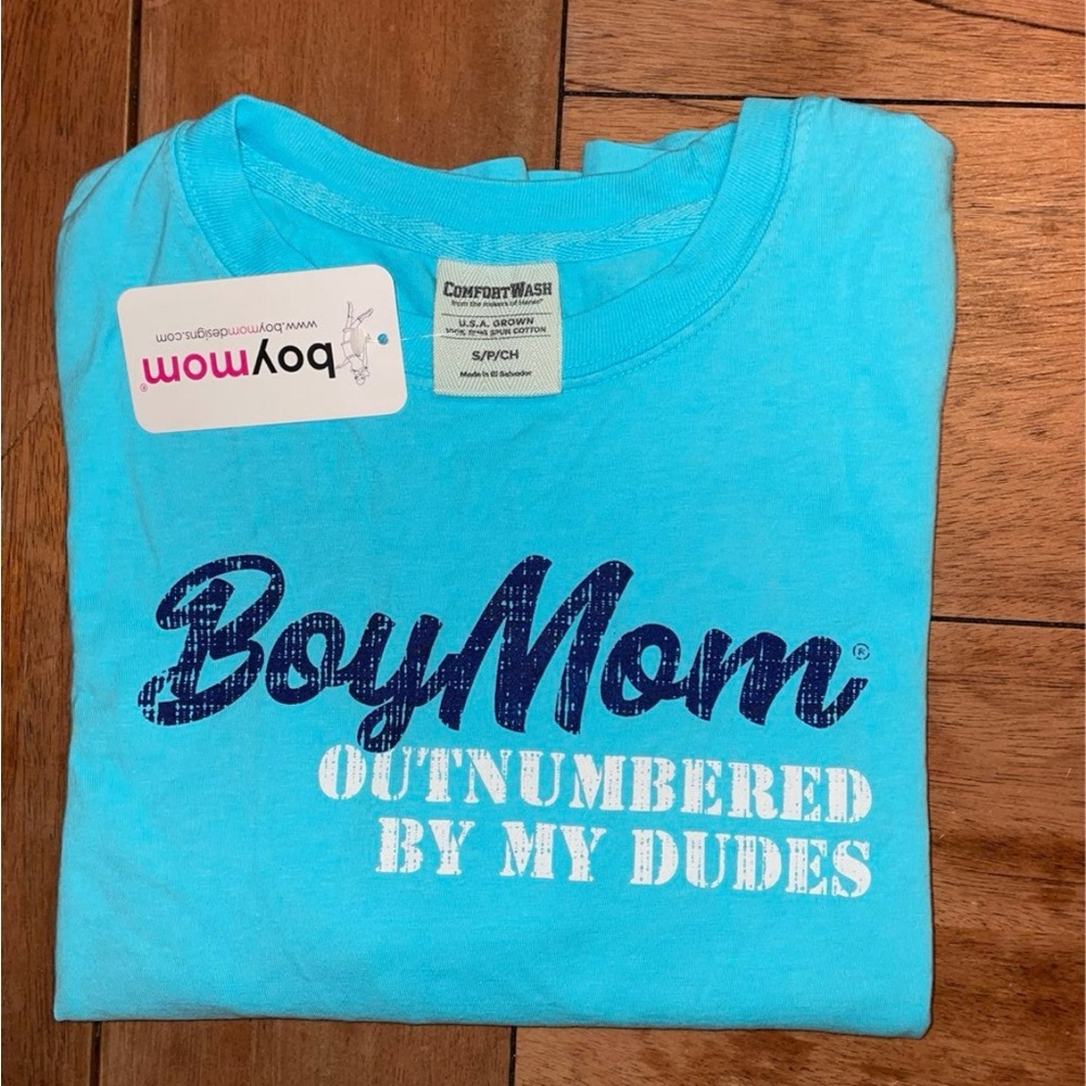 Womens blue Boy Mom T shirt size Small- NWT